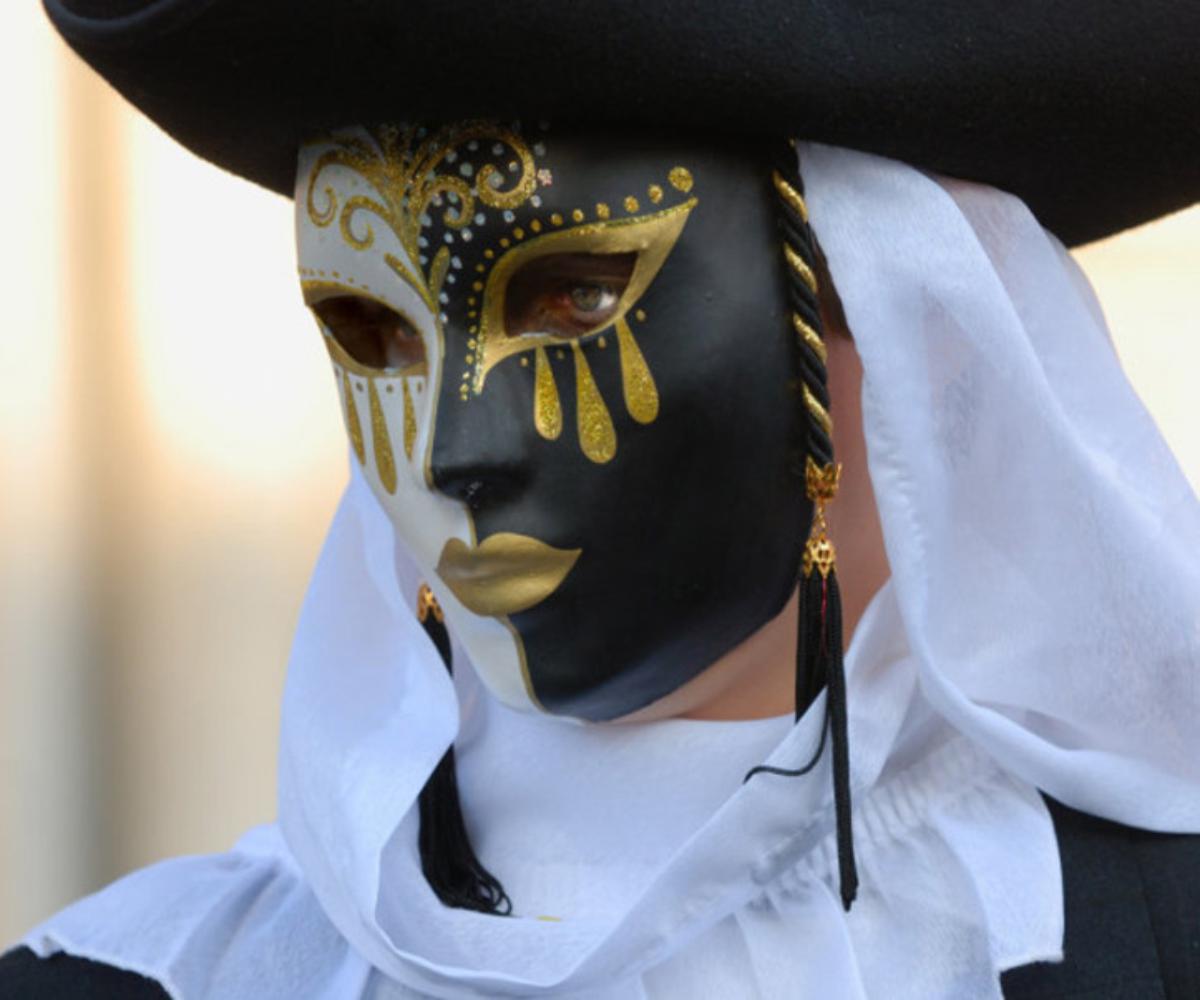 Маска лучшее слушать. Венецианский карнавал Баута. Венецианский карнавал маски. Маска Ньяго Венеция. Венецианская маска Пьеро.