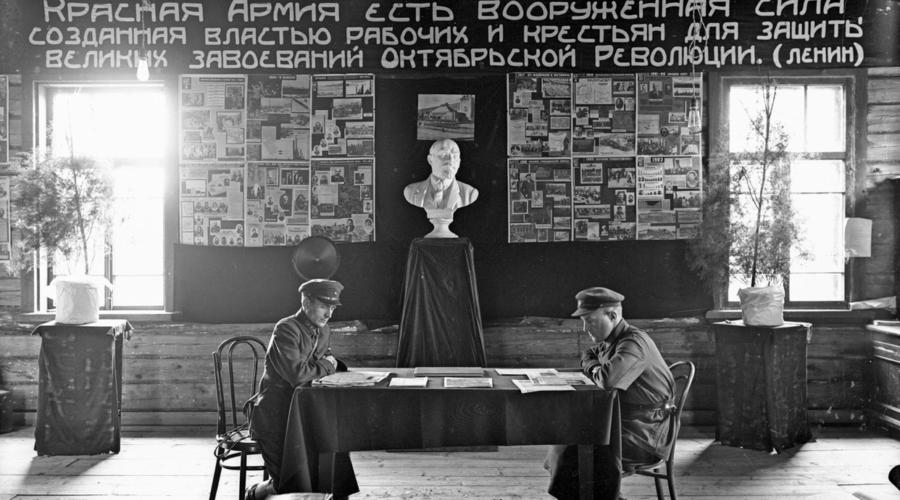 Фотография была сделана в первые годы советской власти 1917