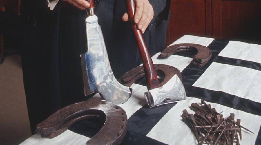 Нож, топор, 6 подков и 61 гвоздь | FAKEOFF